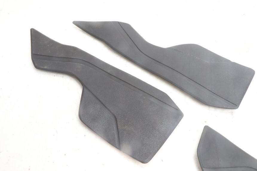 photo de TAPA REPOSAPIES GOMMA YAMAHA N-MAX NMAX 125 (2021 - 2024) - Detalle de la pieza