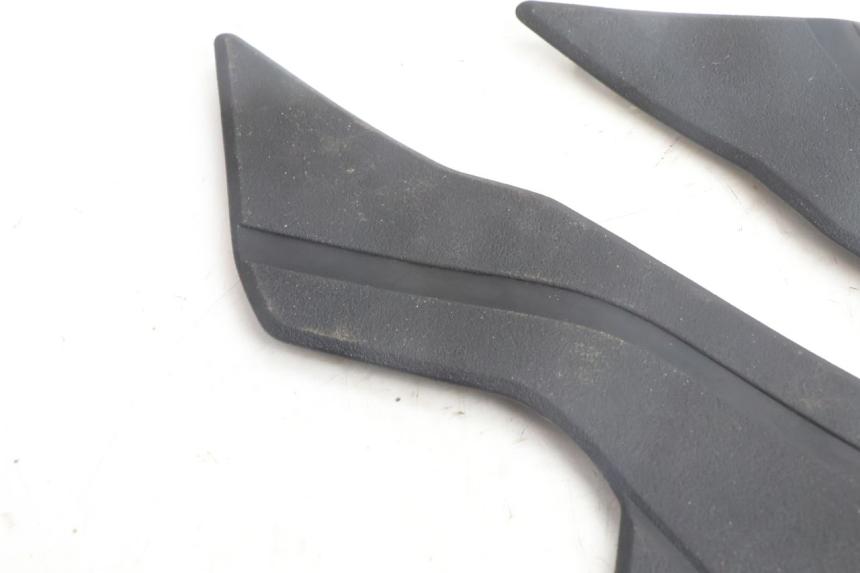 photo de TAPA REPOSAPIES GOMMA YAMAHA N-MAX NMAX 125 (2021 - 2024) - Zoom estado de uso
