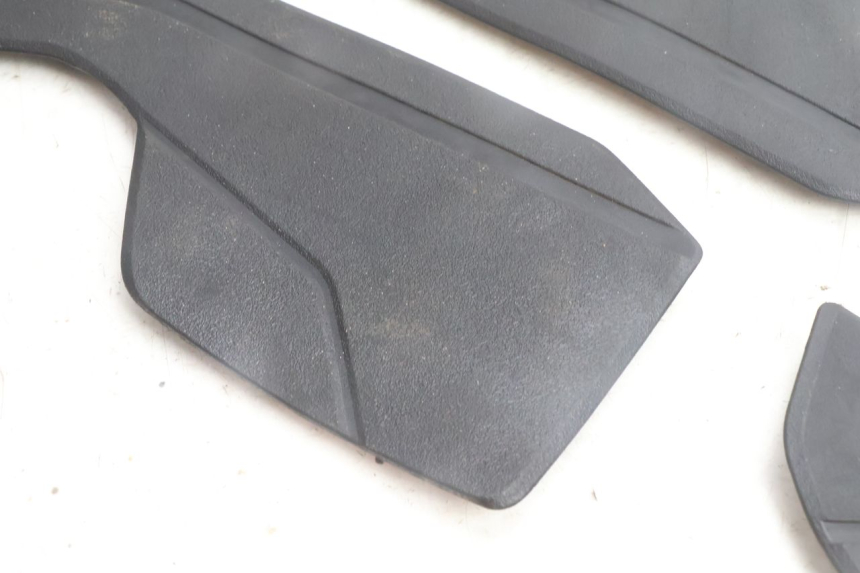 photo de TAPA REPOSAPIES GOMMA YAMAHA N-MAX NMAX 125 (2021 - 2024) - Otra perspectiva