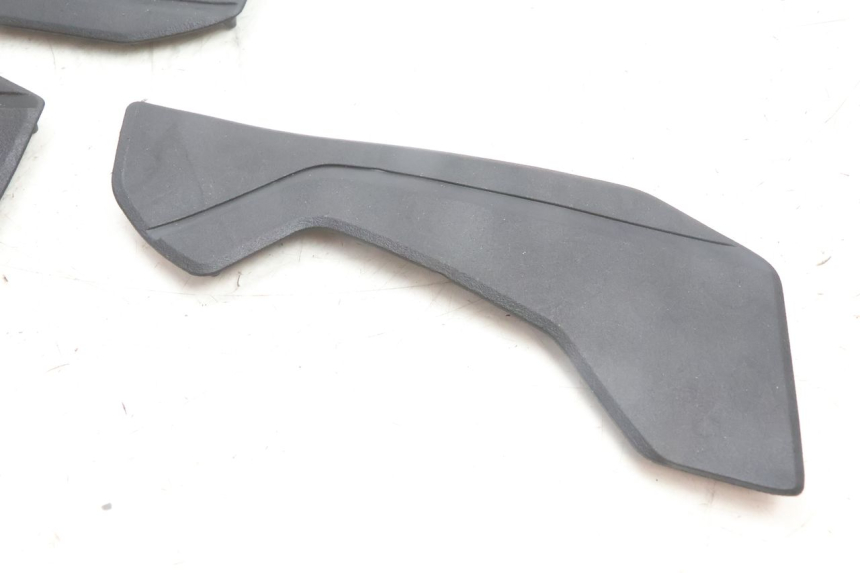 photo de TAPA REPOSAPIES GOMMA YAMAHA N-MAX NMAX 125 (2021 - 2024) - Vista general del producto