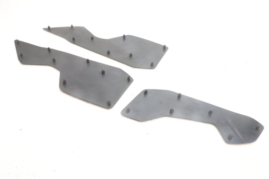 photo de TAPA REPOSAPIES GOMMA YAMAHA N-MAX NMAX 125 (2021 - 2024) - Detalles de los puntos de fijación