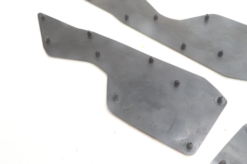 photo de TAPA REPOSAPIES GOMMA YAMAHA N-MAX NMAX 125 (2021 - 2024) - Estado de la superficie y material