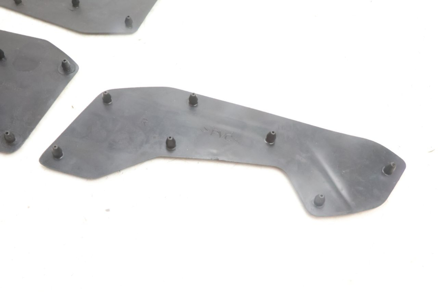 photo de TAPA REPOSAPIES GOMMA YAMAHA N-MAX NMAX 125 (2021 - 2024) - Marcados y referencias originales