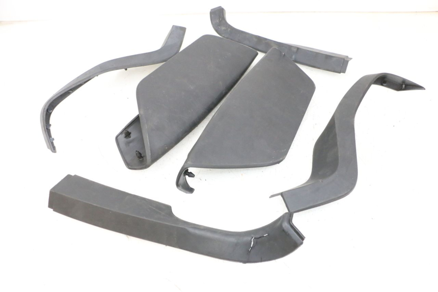 photo de TAPA REPOSAPIES GOMMA YAMAHA NEO'S CORE 1 (2022 - 2026) - Detalle de la pieza