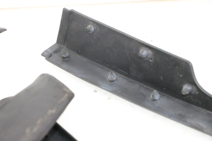 photo de TAPA REPOSAPIES GOMMA YAMAHA NEO'S CORE 1 (2022 - 2026) - Foto de producto adicional