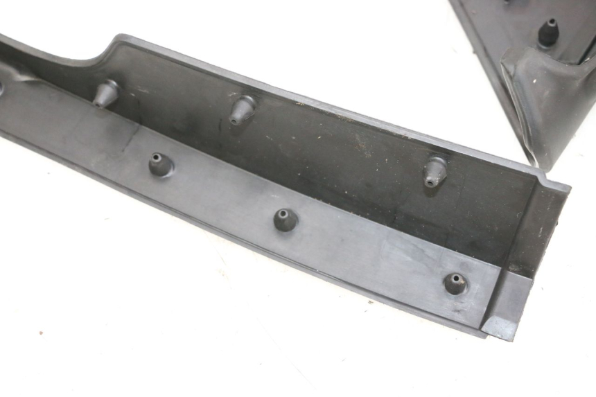 photo de TAPA REPOSAPIES GOMMA YAMAHA NEO'S CORE 1 (2022 - 2026) - Zoom calidad de ocasión