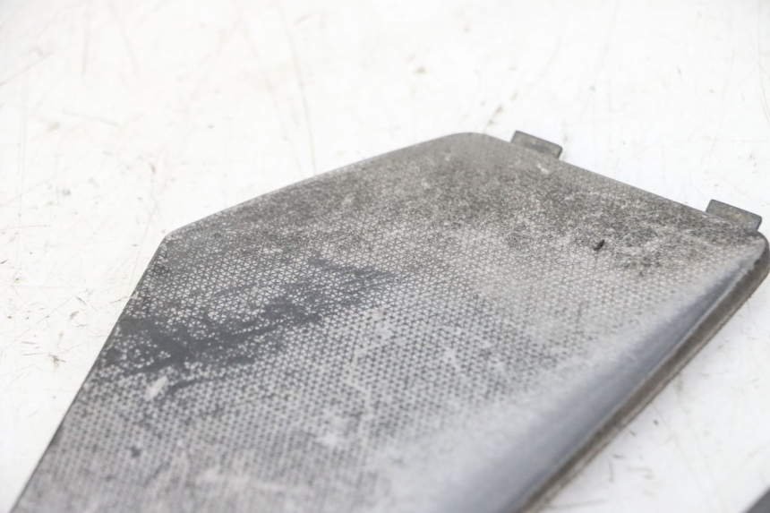 photo de ALFOMBRA DE PASO PIAGGIO NEW TYPHOON 50 (2010 - 2017) - Detalles de los puntos de fijación