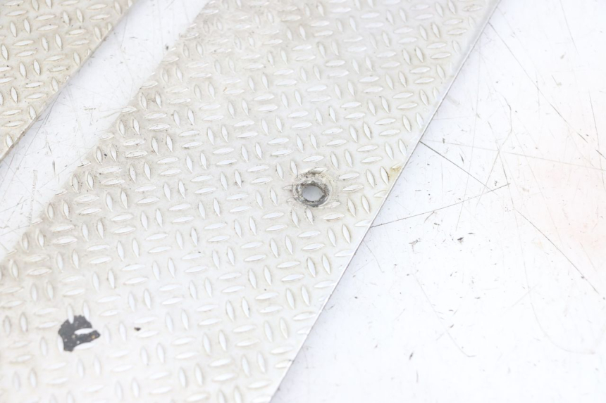 photo de TAPA REPOSAPIES GOMMA PIAGGIO NRG POWER PUREJET 50 (2018 - 2021) - Primer plano técnico