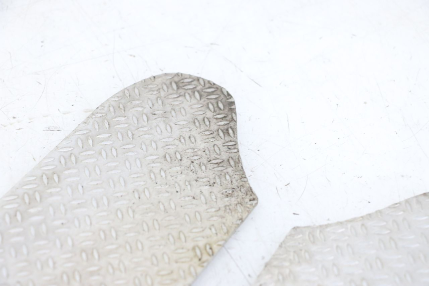 photo de TAPA REPOSAPIES GOMMA PIAGGIO NRG POWER PUREJET 50 (2018 - 2021) - Detalles de los puntos de fijación