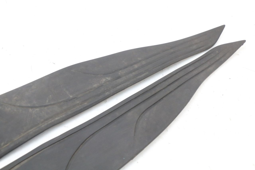 photo de TAPA REPOSAPIES GOMMA HONDA PCX (JF28) 125 (2009 - 2011) - Zoom estado de uso