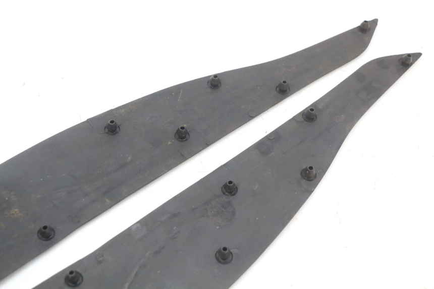 photo de TAPA REPOSAPIES GOMMA HONDA PCX (JF28) 125 (2009 - 2011) - Detalles de los puntos de fijación