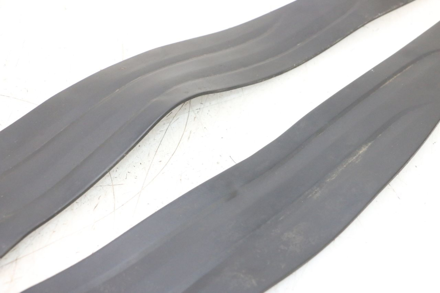 photo de TAPA REPOSAPIES GOMMA HONDA PCX (JF57/JF64) 125 (2014 - 2018) - Otra perspectiva