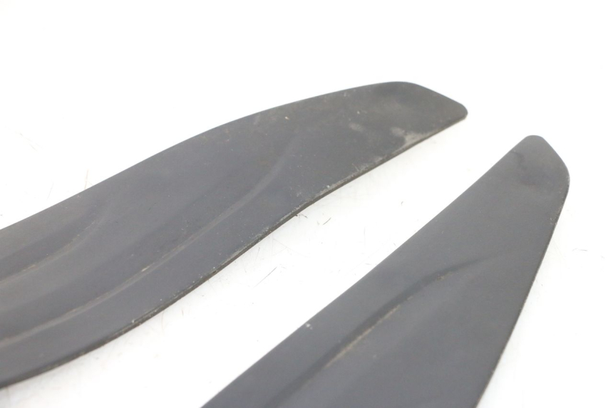 photo de TAPA REPOSAPIES GOMMA HONDA PCX (JF57/JF64) 125 (2014 - 2018) - Primer plano técnico