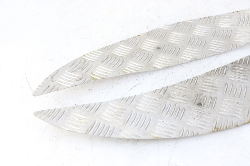 photo de TAPA REPOSAPIES GOMMA PEUGEOT ELYSTAR 50 (2002 - 2014) - Otra perspectiva