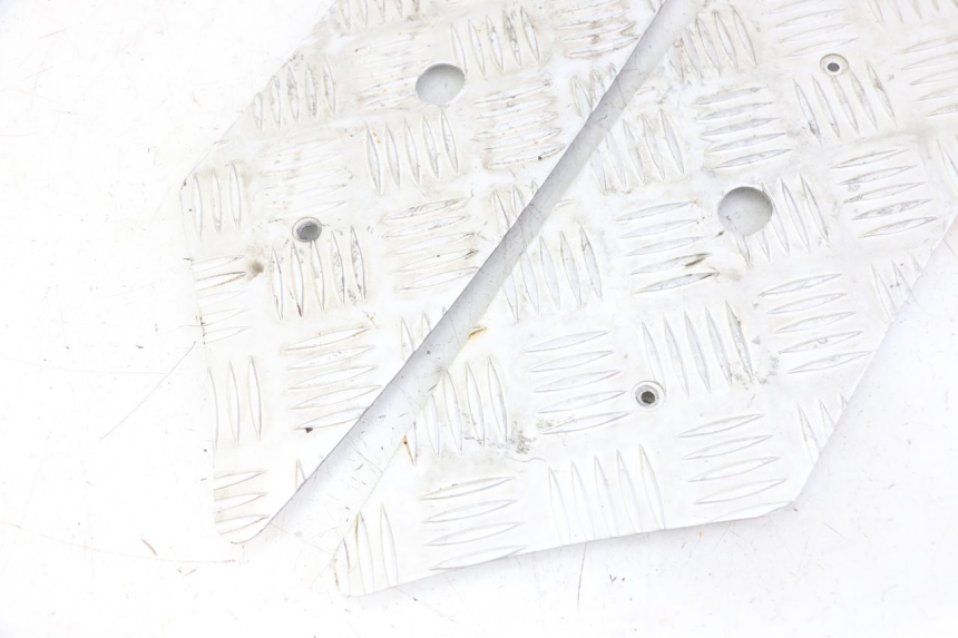 photo de TAPA REPOSAPIES GOMMA PEUGEOT STREETZONE I 2T 50 (2018 - 2020) - Primer plano técnico