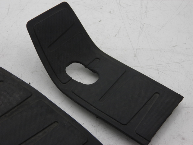 photo de TAPA REPOSAPIES GOMMA PIAGGIO MP3 400 (2007 - 2009) - Zoom estado de uso