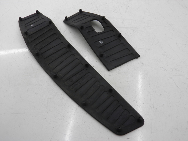 photo de TAPA REPOSAPIES GOMMA PIAGGIO MP3 400 (2007 - 2009) - Otra perspectiva