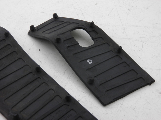 photo de TAPA REPOSAPIES GOMMA PIAGGIO MP3 400 (2007 - 2009) - Primer plano técnico