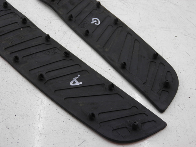 photo de TAPA REPOSAPIES GOMMA PIAGGIO XEVO - X EVO 125 (2007 - 2017) - Otra perspectiva