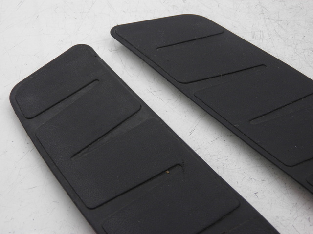 photo de TAPA REPOSAPIES GOMMA PIAGGIO XEVO - X EVO 125 (2007 - 2017) - Primer plano técnico