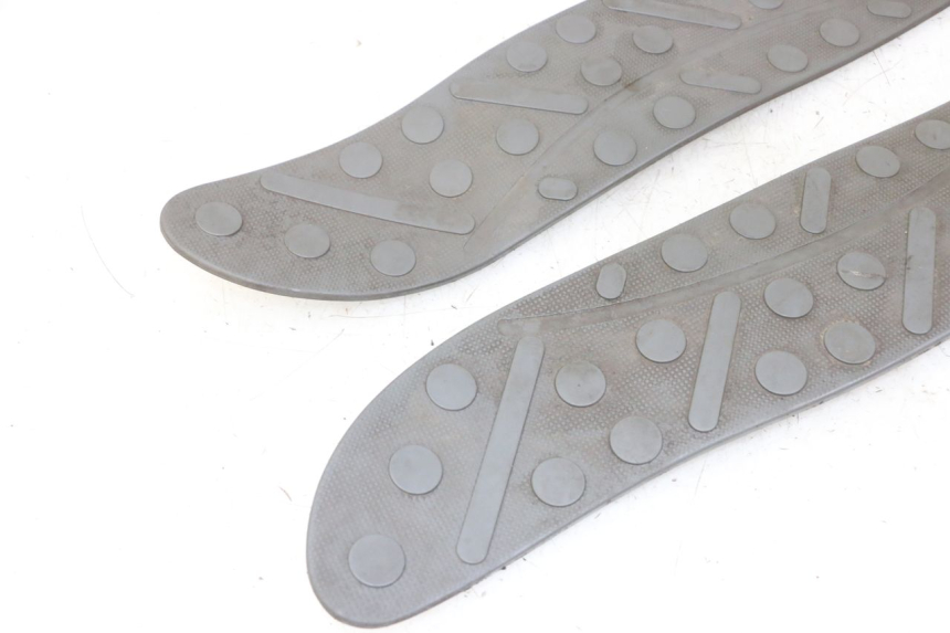 photo de TAPA REPOSAPIES GOMMA APRILIA RALLY AC 50 (1995 - 2004) - Primer plano técnico