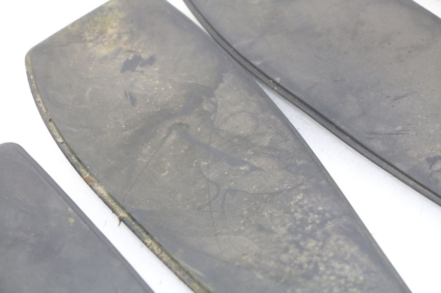 photo de TAPA REPOSAPIES GOMMA PEUGEOT SATELIS 300 (2012 - 2015) - Otra perspectiva