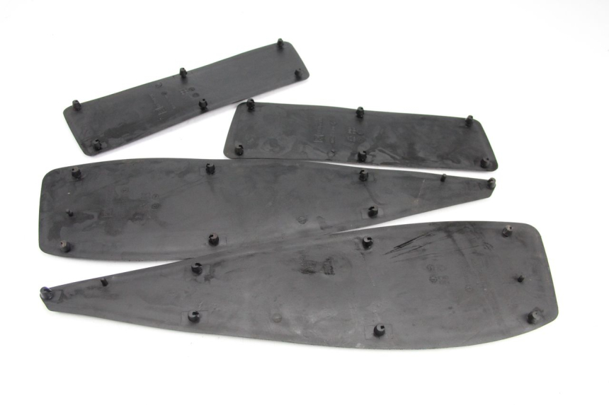 photo de TAPA REPOSAPIES GOMMA PEUGEOT SATELIS 125 (2013 - 2018) - Detalle de la pieza