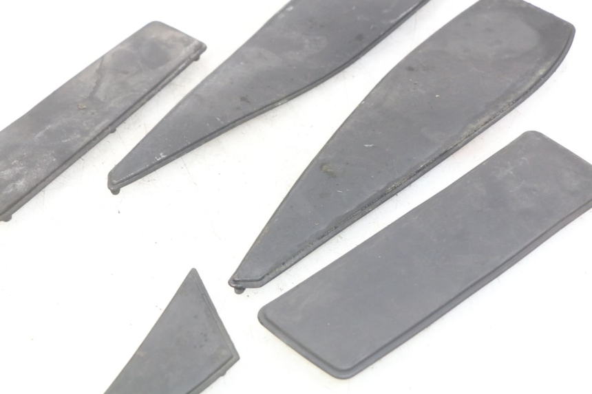 photo de ALFOMBRA PARA PISOS PEUGEOT SATELIS 125 (2006 - 2009) - Detalles de los puntos de fijación