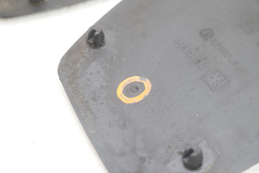 photo de ALFOMBRA PARA PISOS PEUGEOT SATELIS 125 (2006 - 2009) - Primer plano de alta resolución