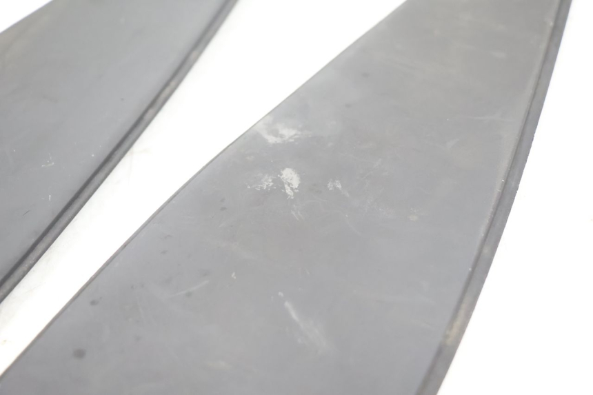 photo de ALFOMBRA PARA PISOS PEUGEOT SATELIS 125 (2006 - 2009) - Detalles de los puntos de fijación