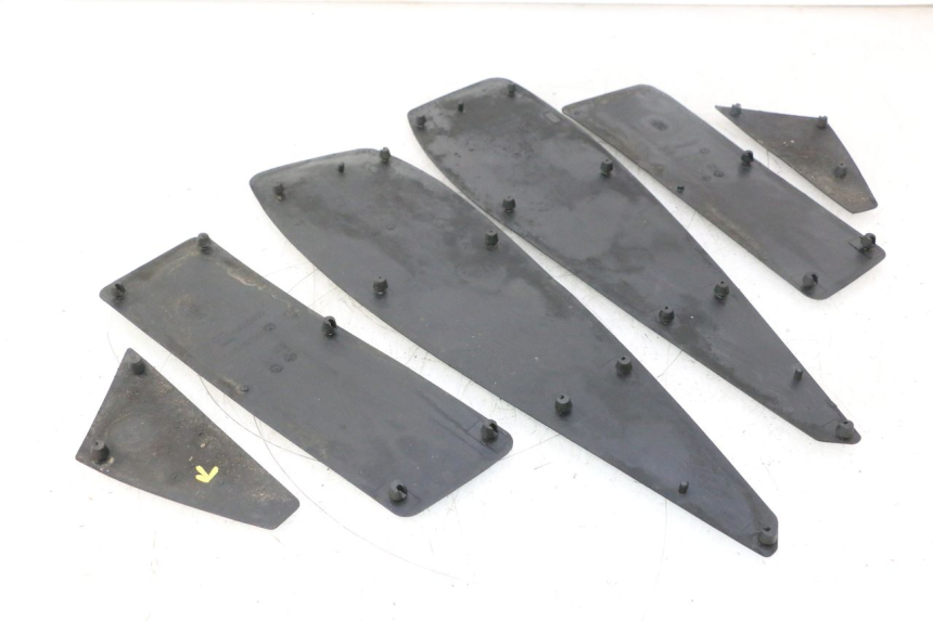 photo de ALFOMBRA PARA PISOS PEUGEOT SATELIS 125 (2006 - 2009) - Detalles de los puntos de fijación