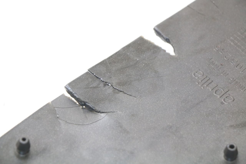 photo de TAPA REPOSAPIES GOMMA APRILIA SCARABEO GT 125 (1999 - 2007) - Detalle de la pieza