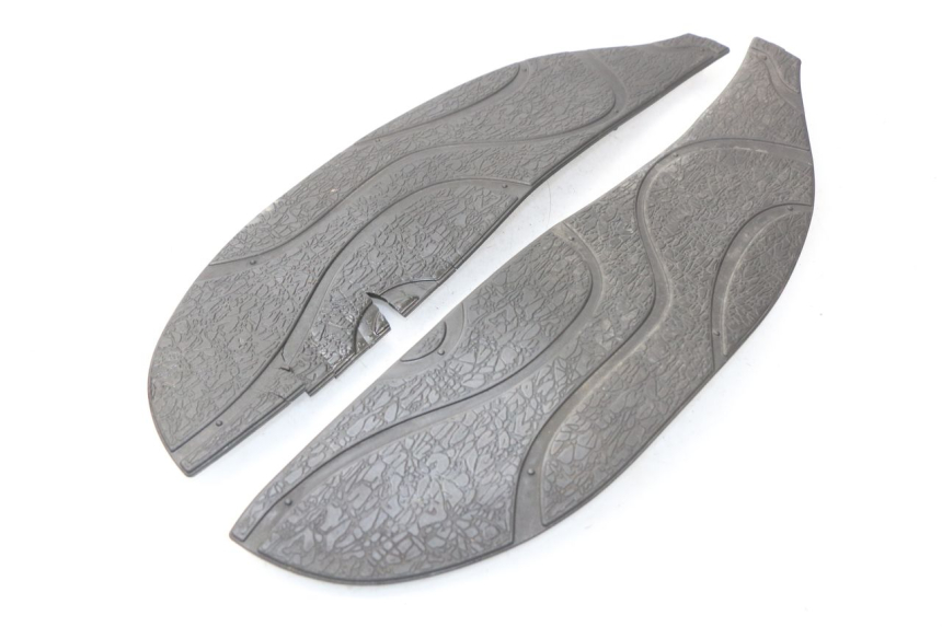 photo de TAPA REPOSAPIES GOMMA APRILIA SCARABEO GT 125 (1999 - 2007) - Primer plano técnico