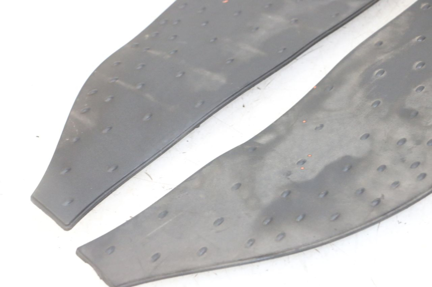 photo de TAPA REPOSAPIES GOMMA APRILIA SCARABEO GT TOURING 125 (1999 - 2005) - Zoom estado de uso