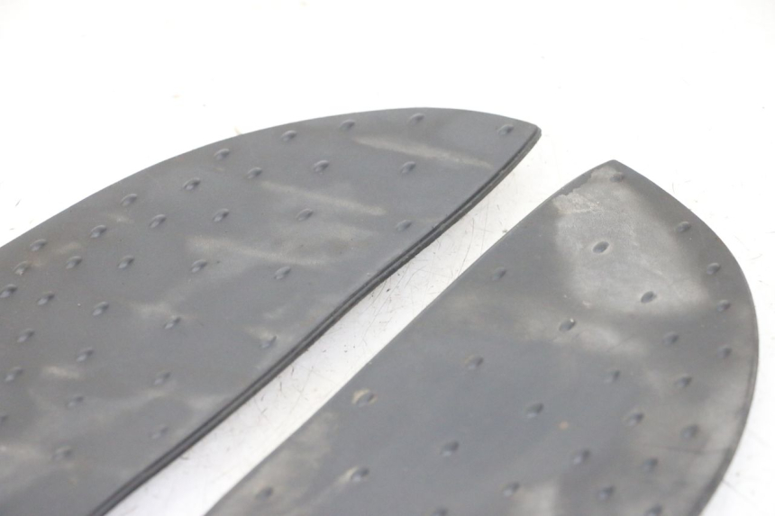 photo de TAPA REPOSAPIES GOMMA APRILIA SCARABEO GT TOURING 125 (1999 - 2005) - Otra perspectiva