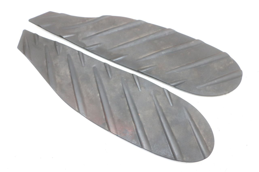 photo de TAPA REPOSAPIES GOMMA APRILIA SR CARB LC 2T 50 (2004 - 2012) - Detalle de la pieza