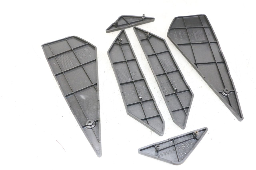 photo de TAPA REPOSAPIES GOMMA APRILIA SR MOTARD 50 (2012 - 2018) - Detalle de la pieza