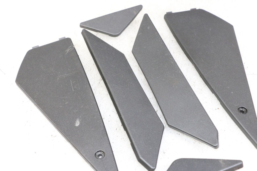 photo de TAPA REPOSAPIES GOMMA APRILIA SR MOTARD 50 (2012 - 2018) - Zoom estado de uso