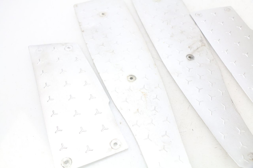 photo de TAPA REPOSAPIES GOMMA RAZZO STEED 125 (2012 - 2018) - Zoom estado de uso