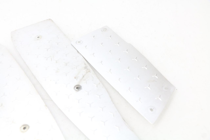 photo de TAPA REPOSAPIES GOMMA RAZZO STEED 125 (2012 - 2018) - Otra perspectiva