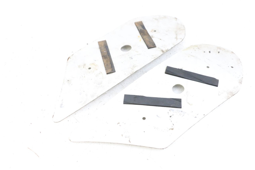 photo de TAPA REPOSAPIES GOMMA PEUGEOT STREETZONE 2T 50 (2014 - 2019) - Detalle de la pieza