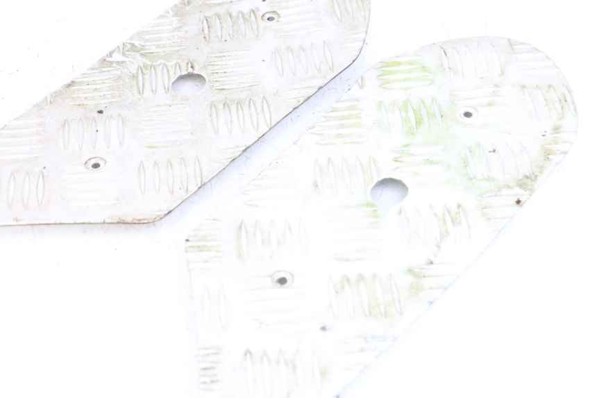 photo de TAPA REPOSAPIES GOMMA PEUGEOT STREETZONE 2T 50 (2014 - 2019) - Zoom estado de uso