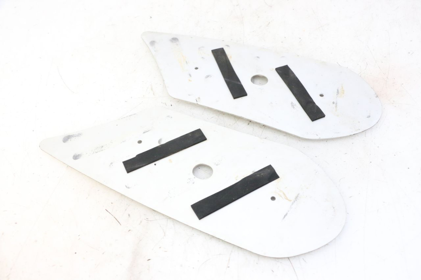 photo de TAPA REPOSAPIES GOMMA PEUGEOT STREETZONE I NAKED 2T 50 (2018 - 2020) - Detalle de la pieza