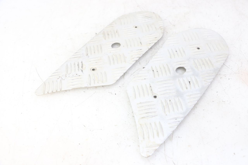 photo de TAPA REPOSAPIES GOMMA PEUGEOT STREETZONE I NAKED 2T 50 (2018 - 2020) - Zoom estado de uso