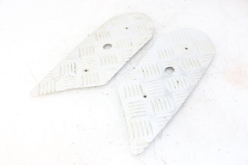 photo de TAPA REPOSAPIES GOMMA PEUGEOT STREETZONE I NAKED 2T 50 (2018 - 2020) - Otra perspectiva