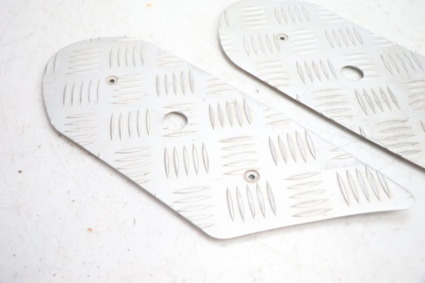 photo de TAPA REPOSAPIES GOMMA PEUGEOT STREETZONE NAKED 2T 50 (2014 - 2018) - Detalle de la pieza