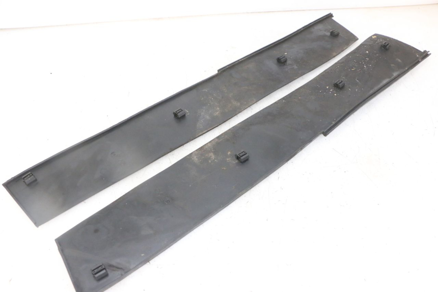 photo de TAPA REPOSAPIES GOMMA PIAGGIO SUPER LX 125 (2000 - 2003) - Zoom estado de uso