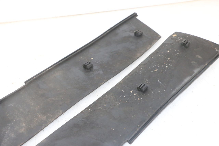 photo de TAPA REPOSAPIES GOMMA PIAGGIO SUPER LX 125 (2000 - 2003) - Otra perspectiva