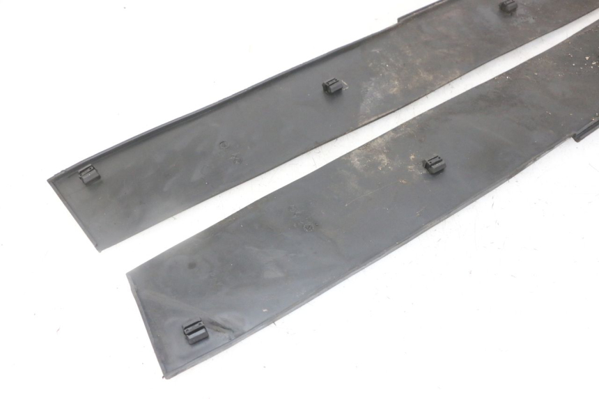 photo de TAPA REPOSAPIES GOMMA PIAGGIO SUPER LX 125 (2000 - 2003) - Primer plano técnico