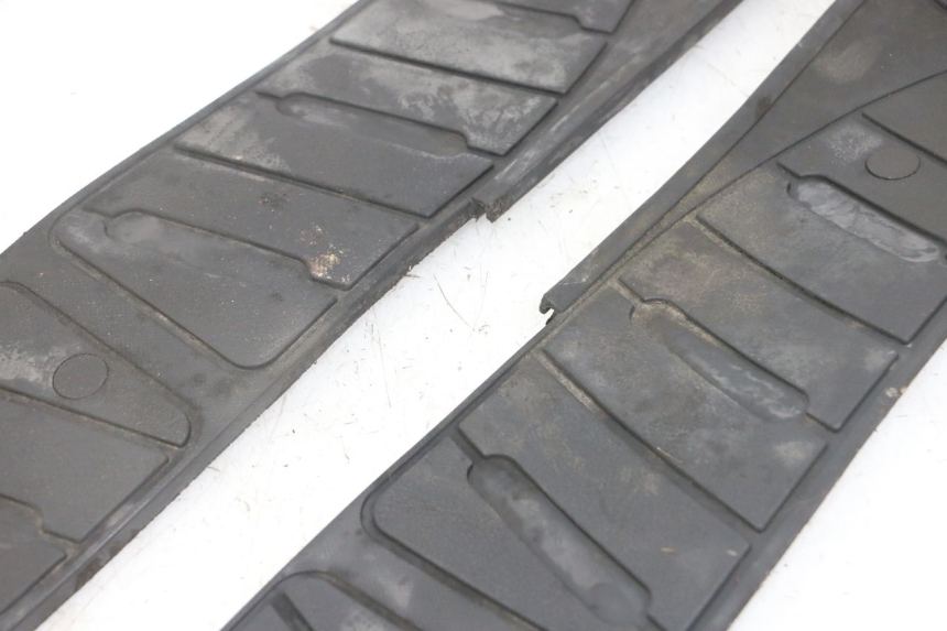 photo de TAPA REPOSAPIES GOMMA PIAGGIO SUPER LX 125 (2000 - 2003) - Detalles de los puntos de fijación